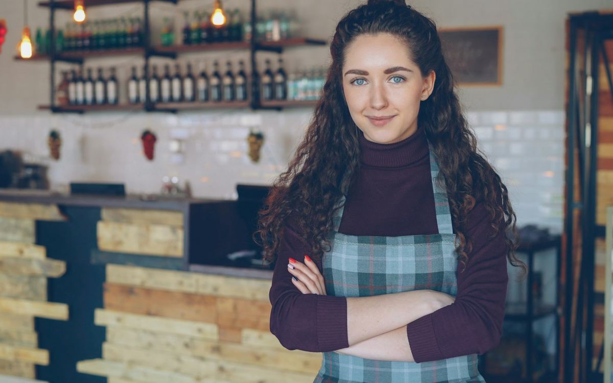 Dueña de un café en su negocio